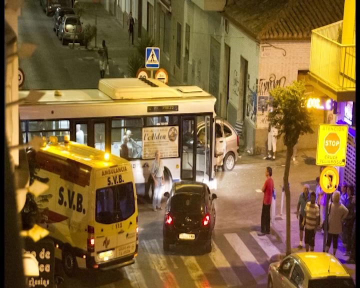 Imagen de Un autobús urbano y un turismo colisionan en pleno centro de Torrevieja