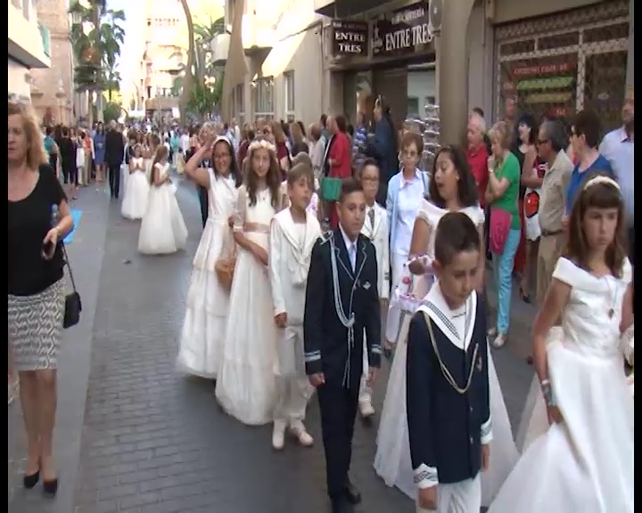 Imagen de Varios cientos de niños y niñas de primera comunión participaron en la procesión del Corpus