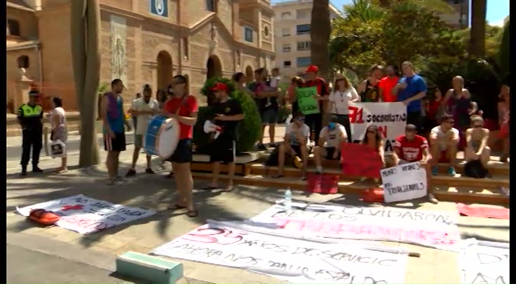 Imagen de Los extrabajadores de Cruz Roja protagonizan una marcha protesta en Torrevieja