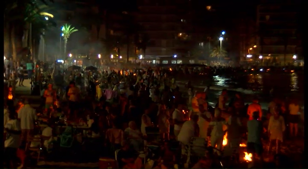 Imagen de Miles de personas participaron en las hogueras encendidas en las playas la noche de San Juan