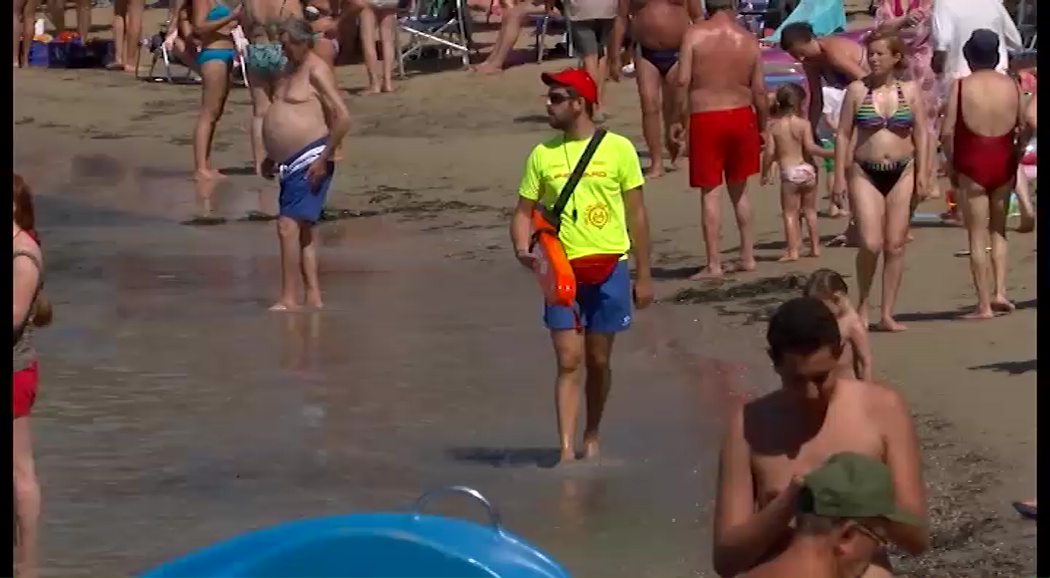 Imagen de Con tres semanas de retraso pero las playas de Torrevieja ya cuentan con socorristas