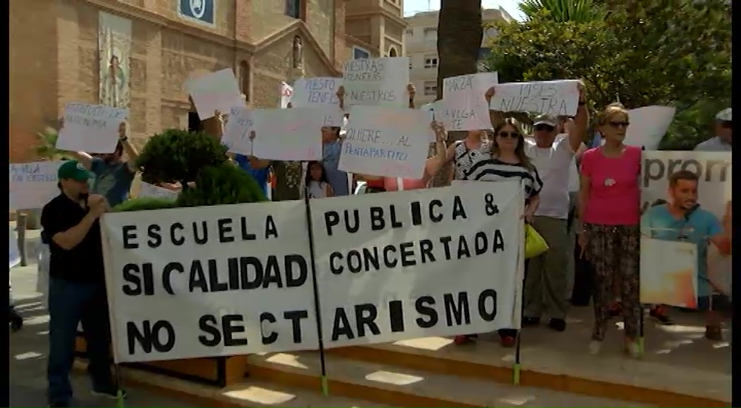 Imagen de Mas de medio centenar de personas protestan contra la imposición del valenciano en las aulas