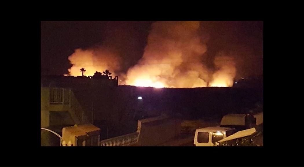 Imagen de Un incendio arrasa diez hectáreas junto a la orilla de la Laguna de Torrevieja