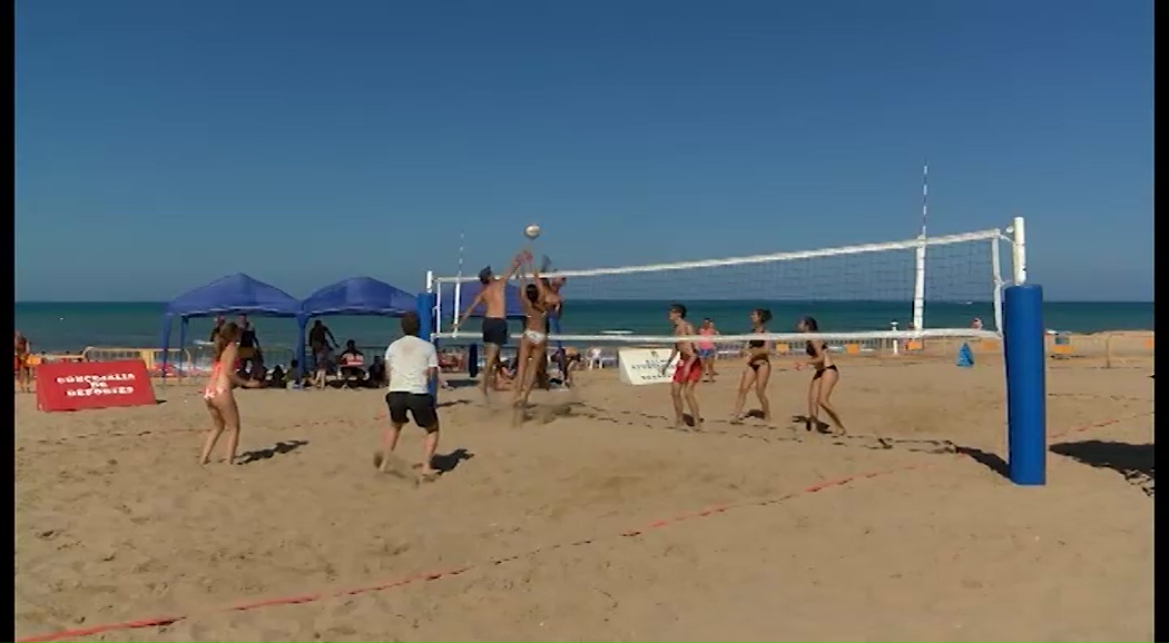 Imagen de Torrevieja Vive, el primer torneo de voley playa
