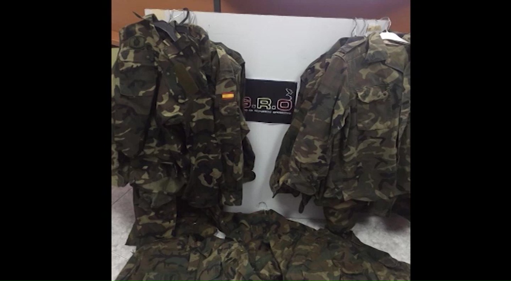 Imagen de El GRO interviene en el mercadillo de La Mata uniformes del ejército