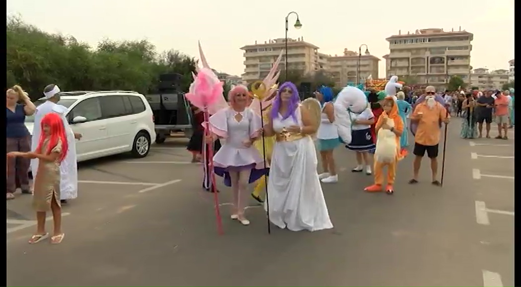 Imagen de Los superhéroes llenan de color el desfile de las fiestas de la Mata