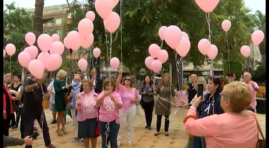 Imagen de Globos rosas inundan el cielo de Torrevieja para conmemoran el Día contra el cáncer de mama
