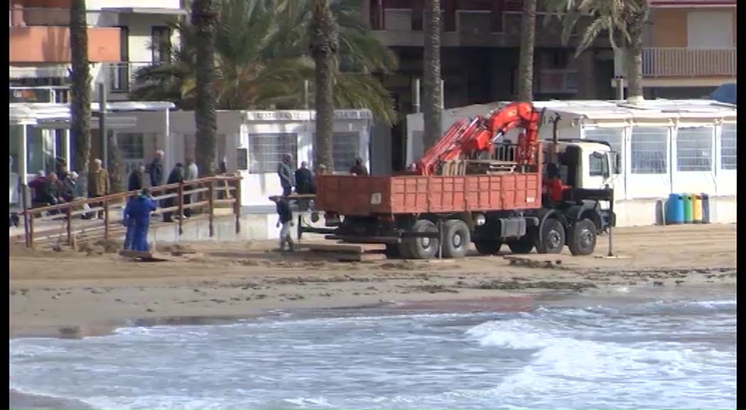 Imagen de Las playas de Torrevieja vuelven a sufrir los efectos del temporal con importantes pérdidas de arena