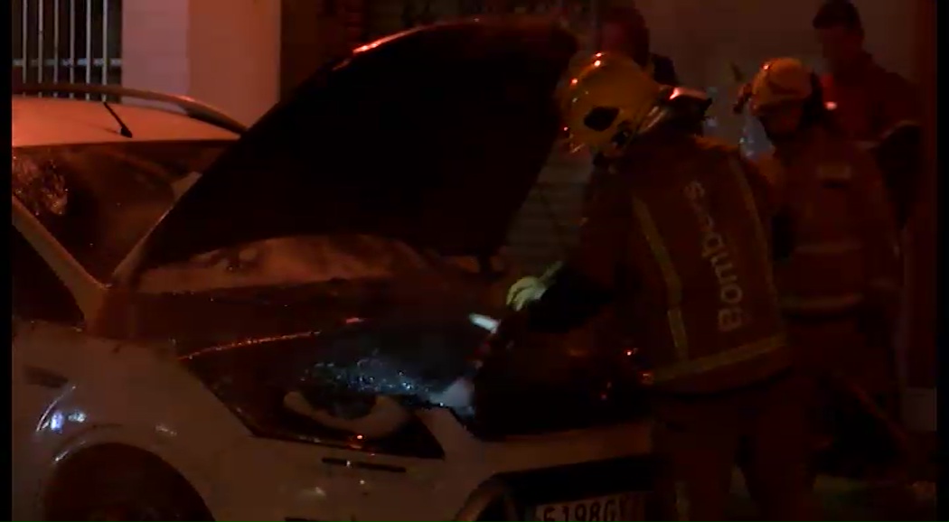 Imagen de Se incendia un coche en la calle San Policarpo de Torrevieja