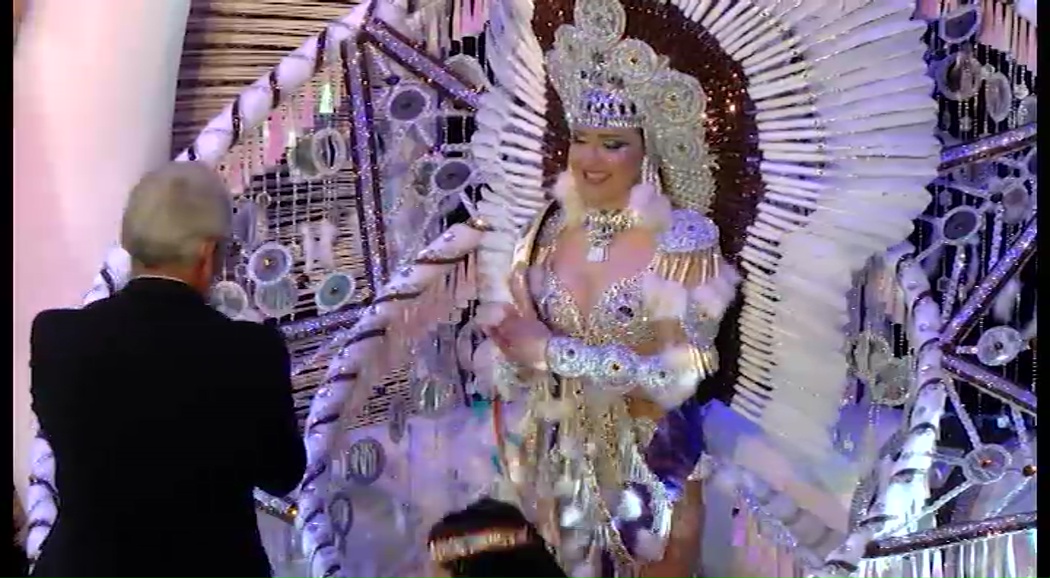 Imagen de Lucía Arias y Eurídice Campelo, coronadas como Reinas del Carnaval de Torrevieja 2017