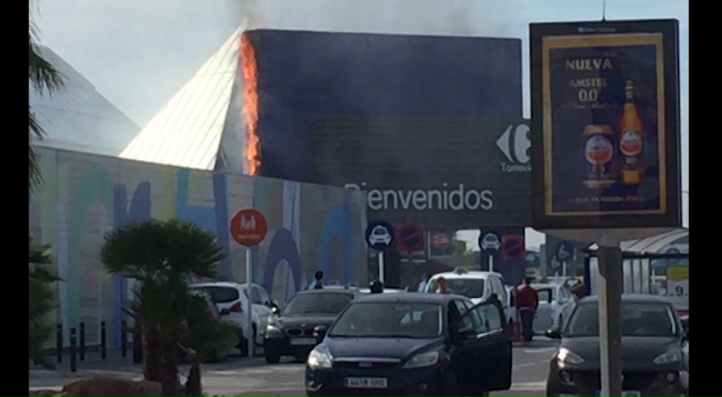Imagen de La rápida actuación de los bomberos impide la propagación de un fuego en Carrefour