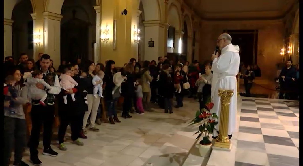 Imagen de Decenas de niños son presentados ante la imagen de la Purísima en el Día de la Candelaria