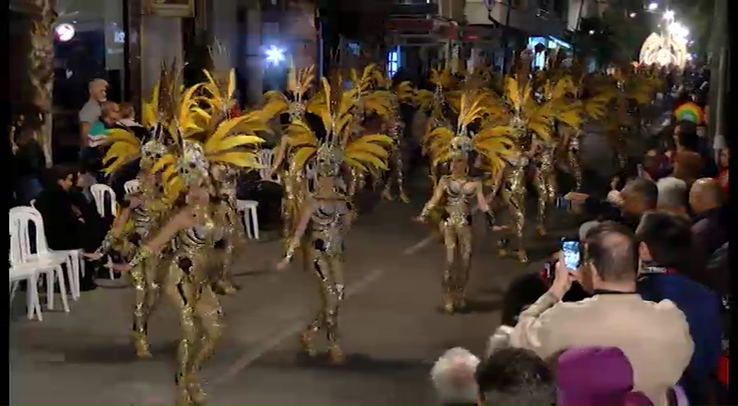 Imagen de El desfile nocturno pone el broche final al Carnaval de Torrevieja 2017