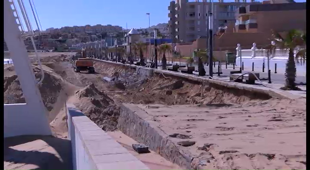 Imagen de El Gobierno inicia las obras de emergencia para recuperar la senda peatonal de la playa de la Mata