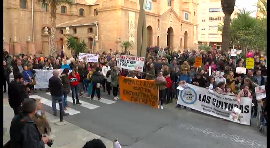 Imagen de Centenares de padres y madres de la Vega Baja se manifiestan en Torrevieja contra el plurilingüismo