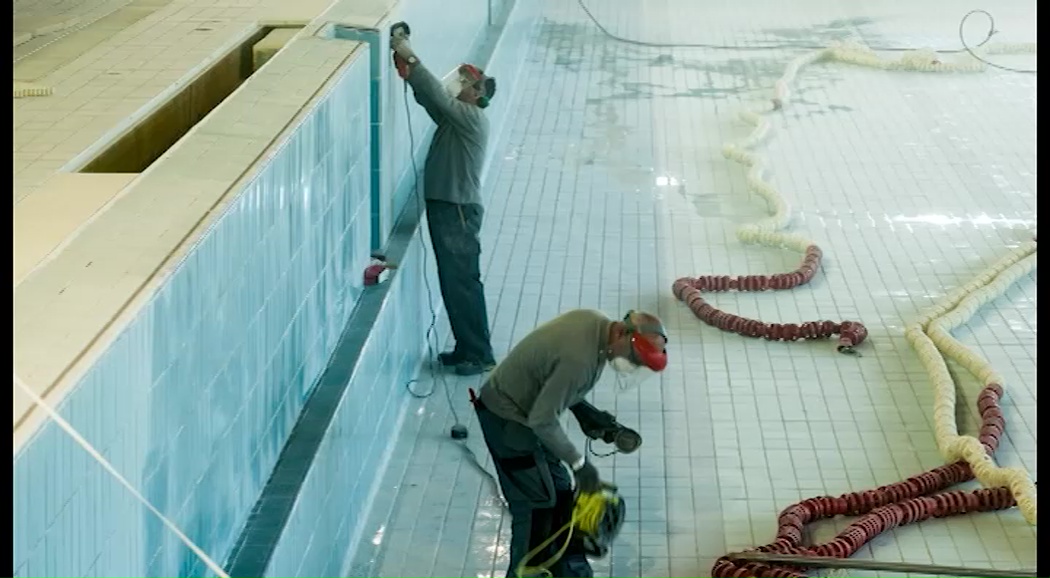 Imagen de Se inician las obras de reparación del vaso de la piscina cubierta