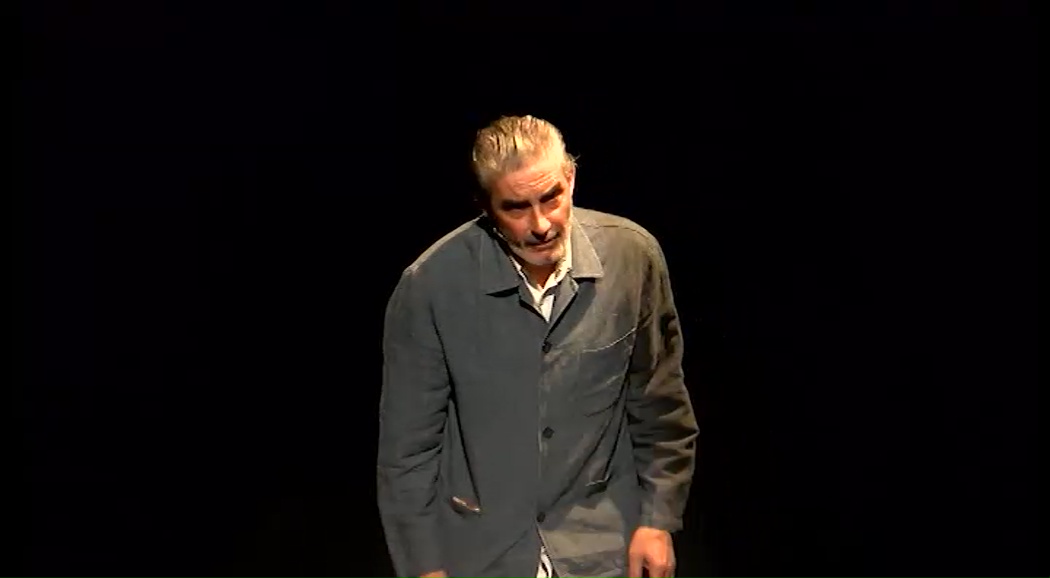 Imagen de El actor Miguel Molina se convierte en Miguel Hernández sobre el escenario del Centro Cultural