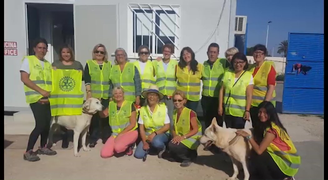 Imagen de Rotary Club dona chalecos para los voluntarios del albergue que pasean perros