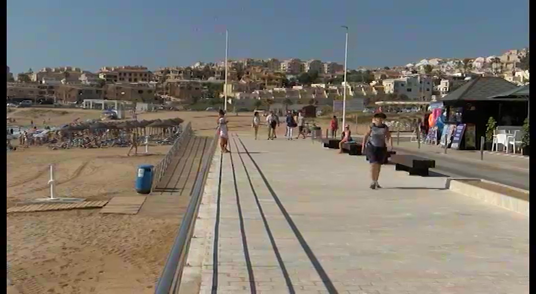 Imagen de La Mata ya dispone de una nueva senda peatonal que gana 4 metros de anchura para la playa
