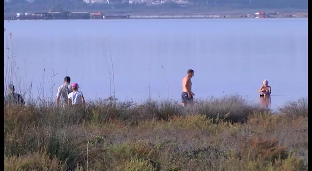 Imagen de Las sanciones de hasta 6.000 euros no frenan a los bañistas de la laguna rosada