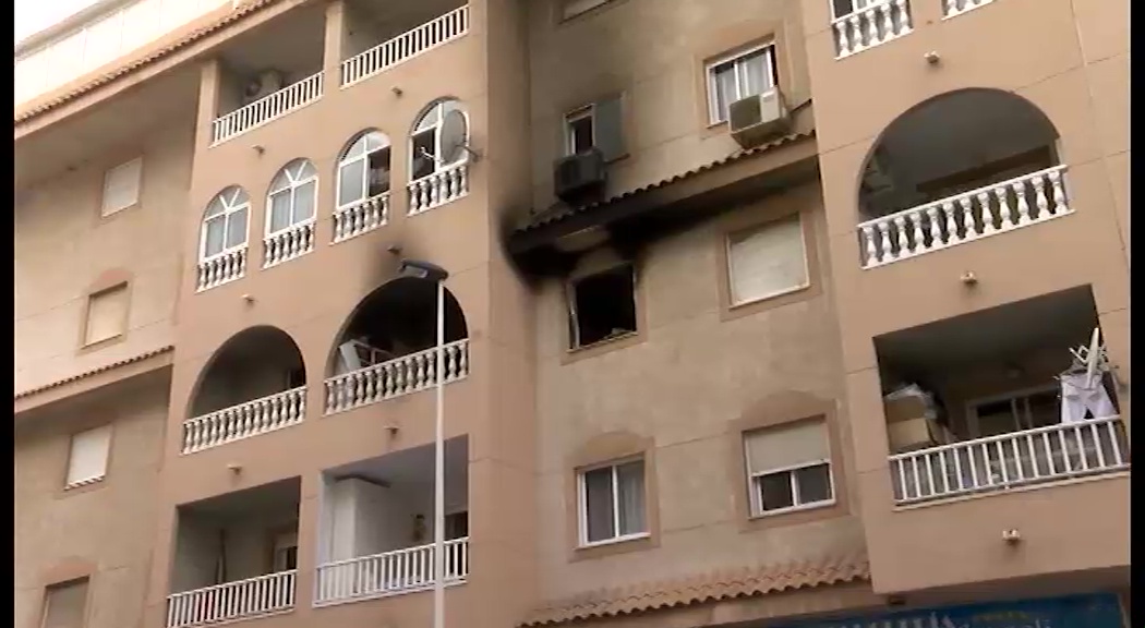 Imagen de Las llamas calcinan la habitación de un edificio en la Calle Villa Madrid