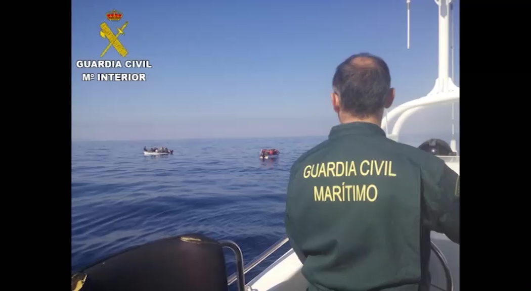 Imagen de Guardia Civil intercepta dos pateras a 13 millas de la costa de Torrevieja