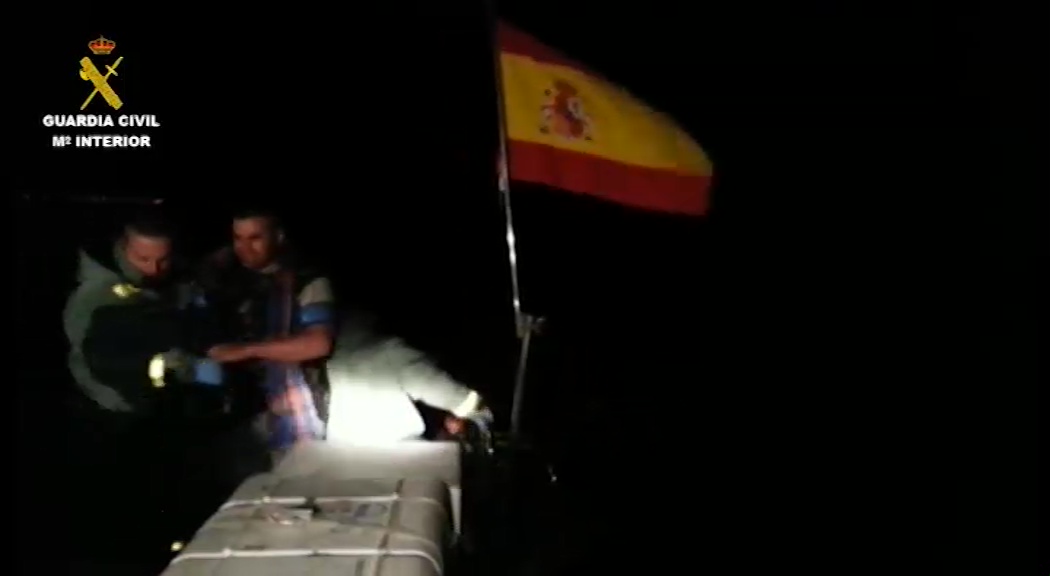 Imagen de Una nueva patera con 11 inmigrantes a bordo llega a la costa torrevejense