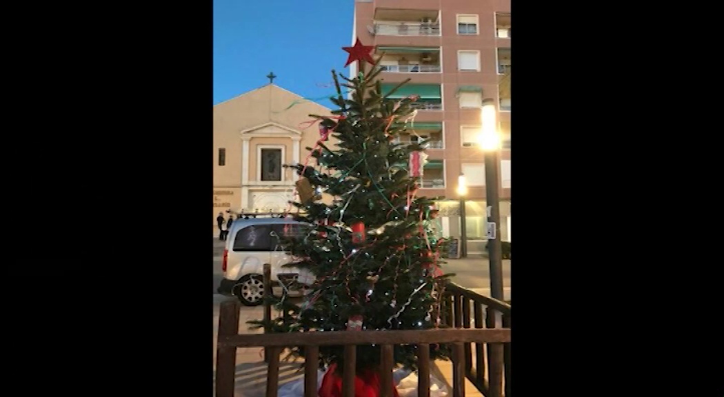Imagen de Torrelamata, ya tiene su árbol de navidad
