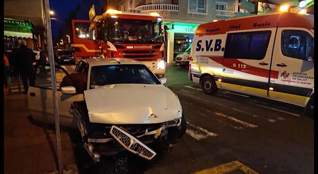 Imagen de Dos personas fueron rescatadas del interior de un taxi tras una colisión entre vehículos
