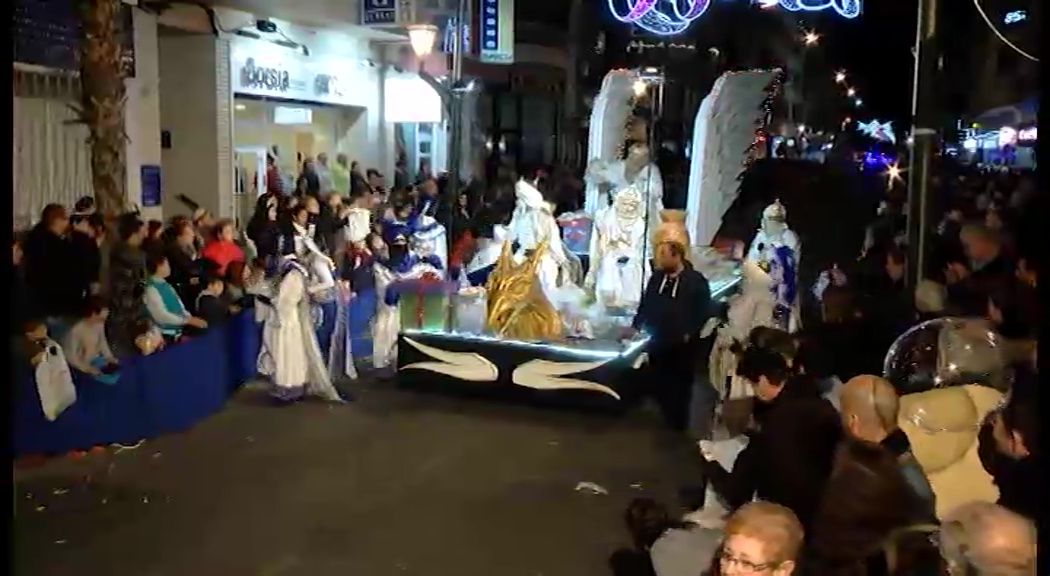 Imagen de Los Reyes Magos desfilaron por Torrevieja para repartir los miles de regalos encargados