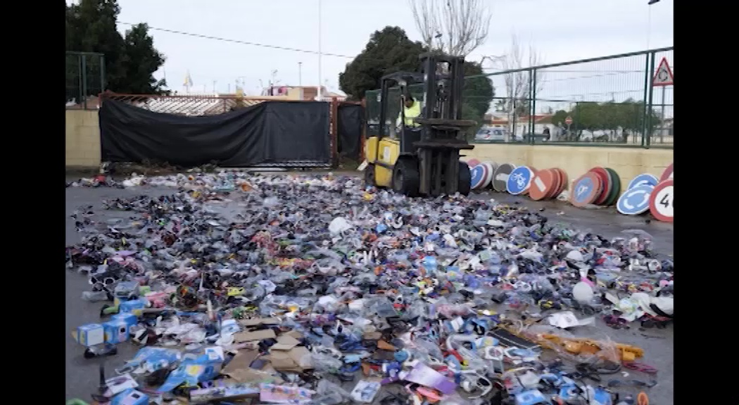 Imagen de La policía local destruye cerca de 33.000 productos falsificados