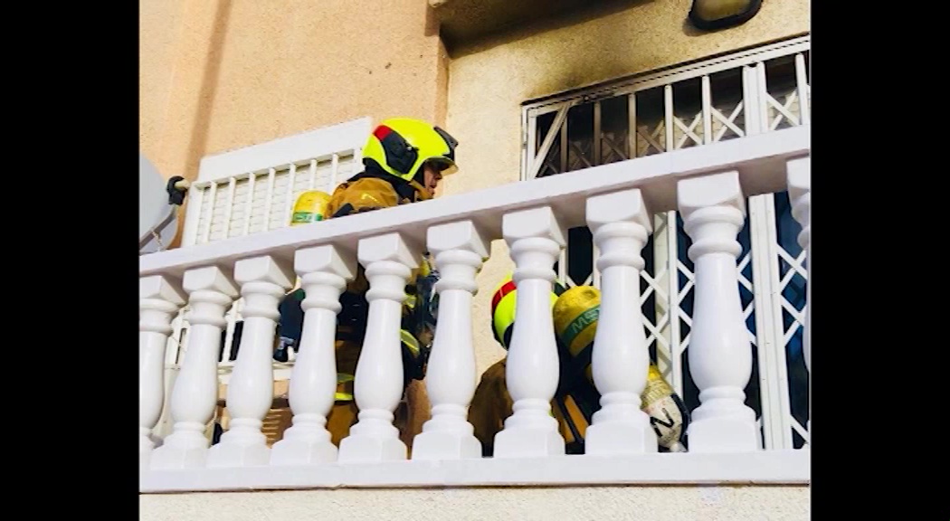 Imagen de Incendio en una vivienda de Torrevieja: los bomberos controlan el fuego tras acceder por la terraza