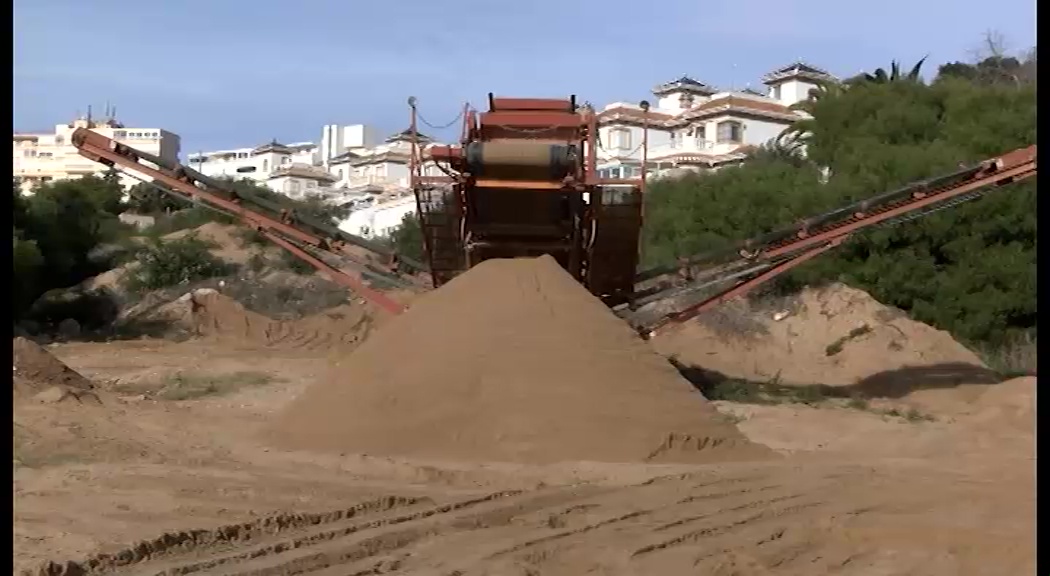 Imagen de Comienzan los trabajos de retirada de arena de la calle Las Musas