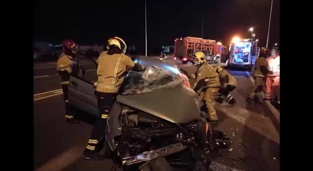 Imagen de Aparatoso accidente en Torrevieja: los bomberos rescatan a un conductor por el techo de su vehículo