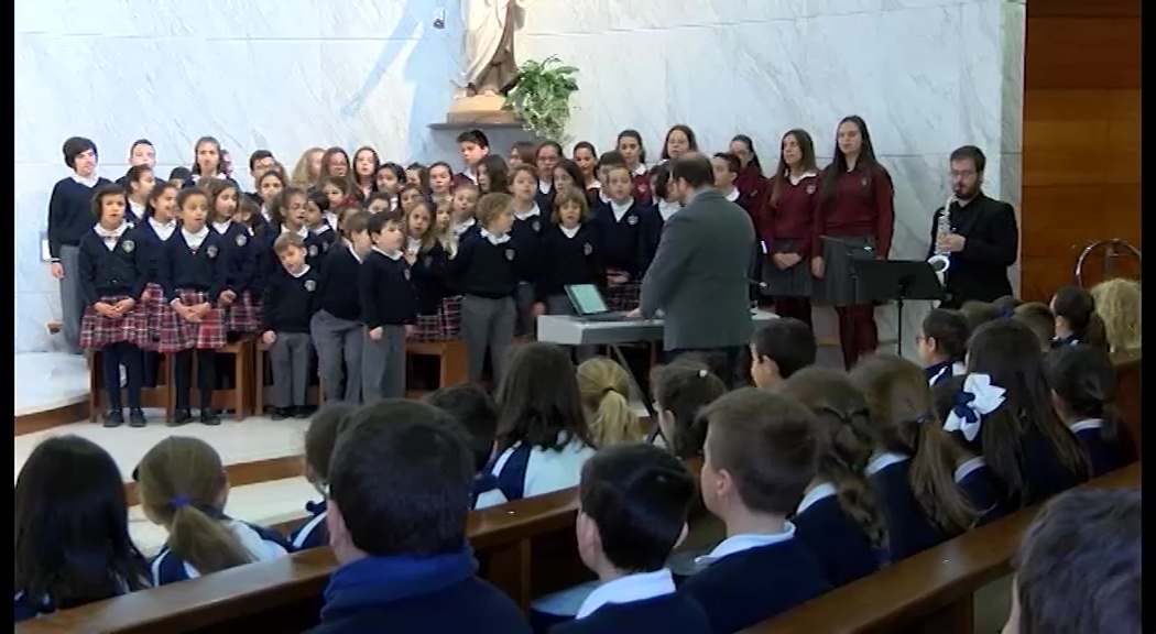 Imagen de El Colegio La Purísima celebra el 20 aniversario de su coro con el obispo Jesús Murgui