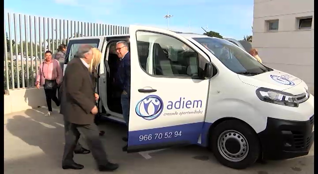 Imagen de Rotary y la Obra social de la Caixa financian un vehículo de 20.000 euros para ADIEM