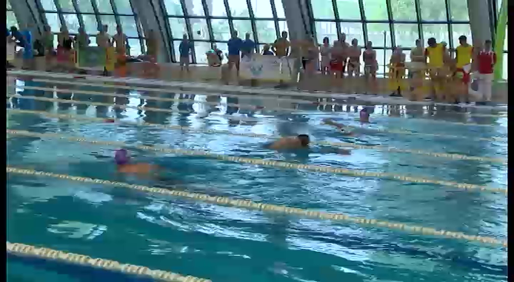 Imagen de Socorristas de la piscina logran salvar a un joven que ha tenido un ataque epiléptico en el agua