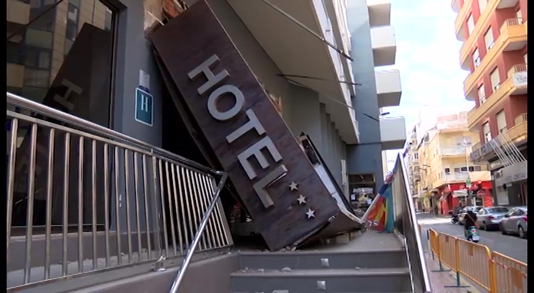 Imagen de Se derrumba la marquesina del Hotel Fontana