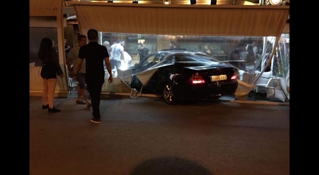 Imagen de Un coche impacta contra la terraza de un pub