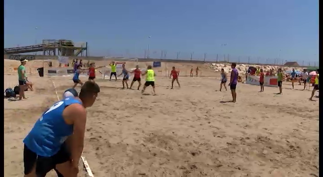 Imagen de Cuenta atrás para el torneo más solidario del balonmano playa español