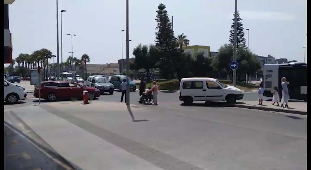 Imagen de Una furgoneta colisiona contra una farola en la Avenida de las Cortes Valencianas