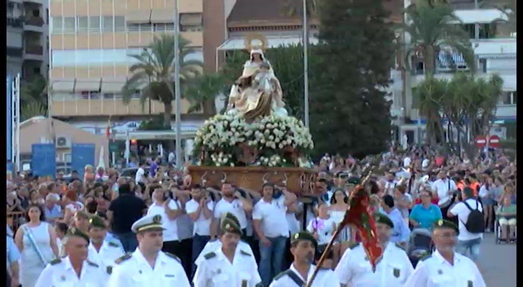 Imagen de La Virgen del Carmen se embarca en el Samuel Ruso