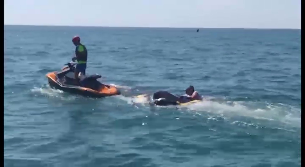Imagen de Rescatada y liberada una manta gigante de cerca de dos metros en la Playa de La Mata