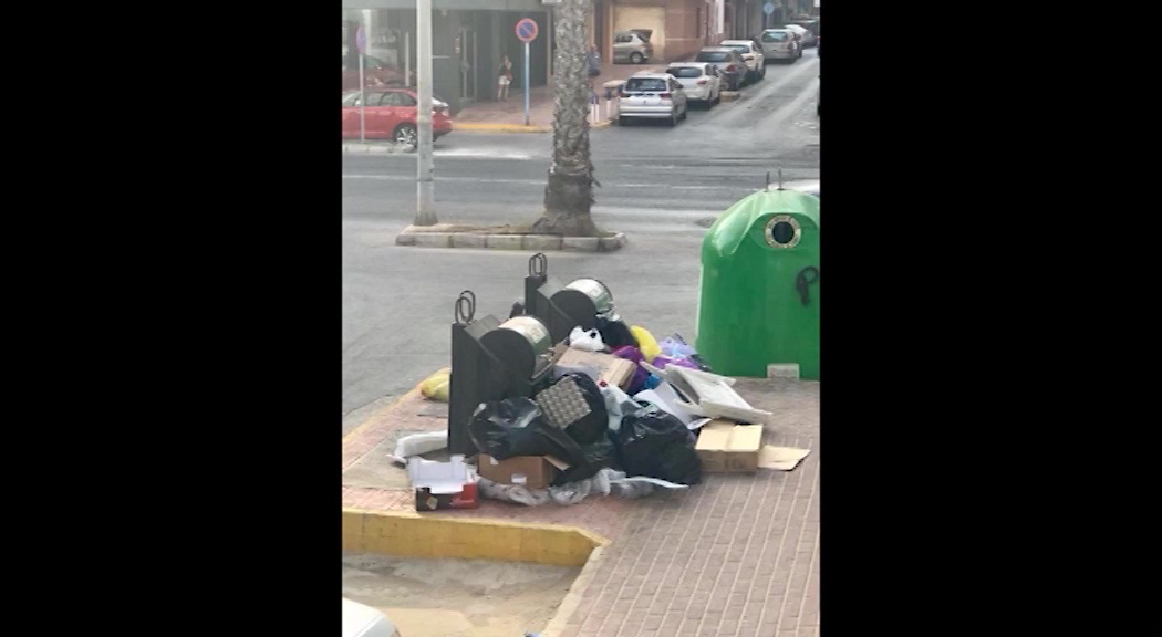 Imagen de Vecinos del barrio del Acequión lamentan la acumulación de basura en las calles