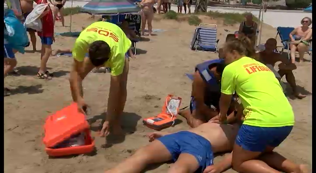 Imagen de La playa de la Mata acoge un simulacro de rescate de un ahogado