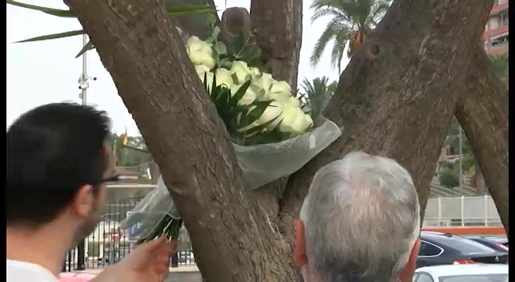 Imagen de Escasa asistencia al homenaje del Ayuntamiento por las víctimas del bombardeo sobre Torrevieja