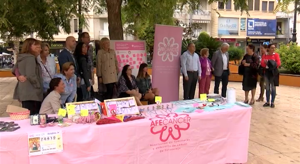 Imagen de El rosa inunda Torrevieja en la Conmemoración del Día contra el cáncer de mama