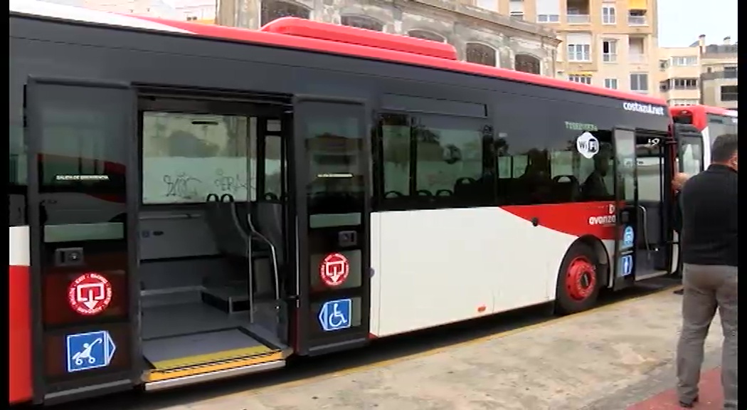 Imagen de Se incorporan dos nuevos autobuses a la línea de transporte urbano por medio millón de euros