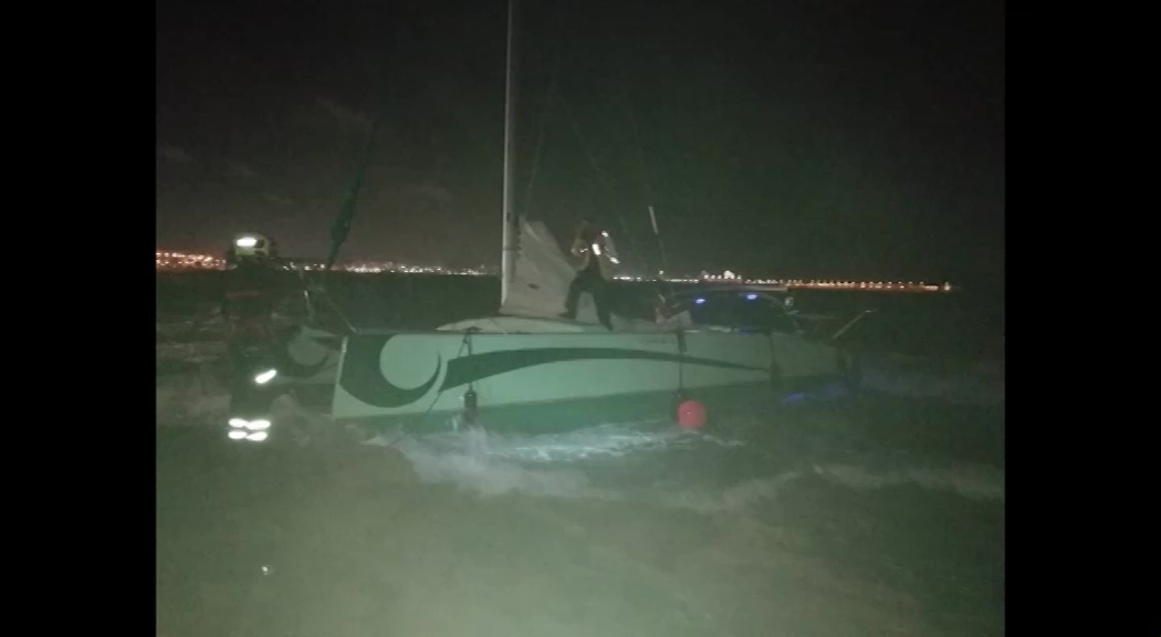 Imagen de Un catamarán pierde el control en la Playa de los Náufragos a causa de la lluvia