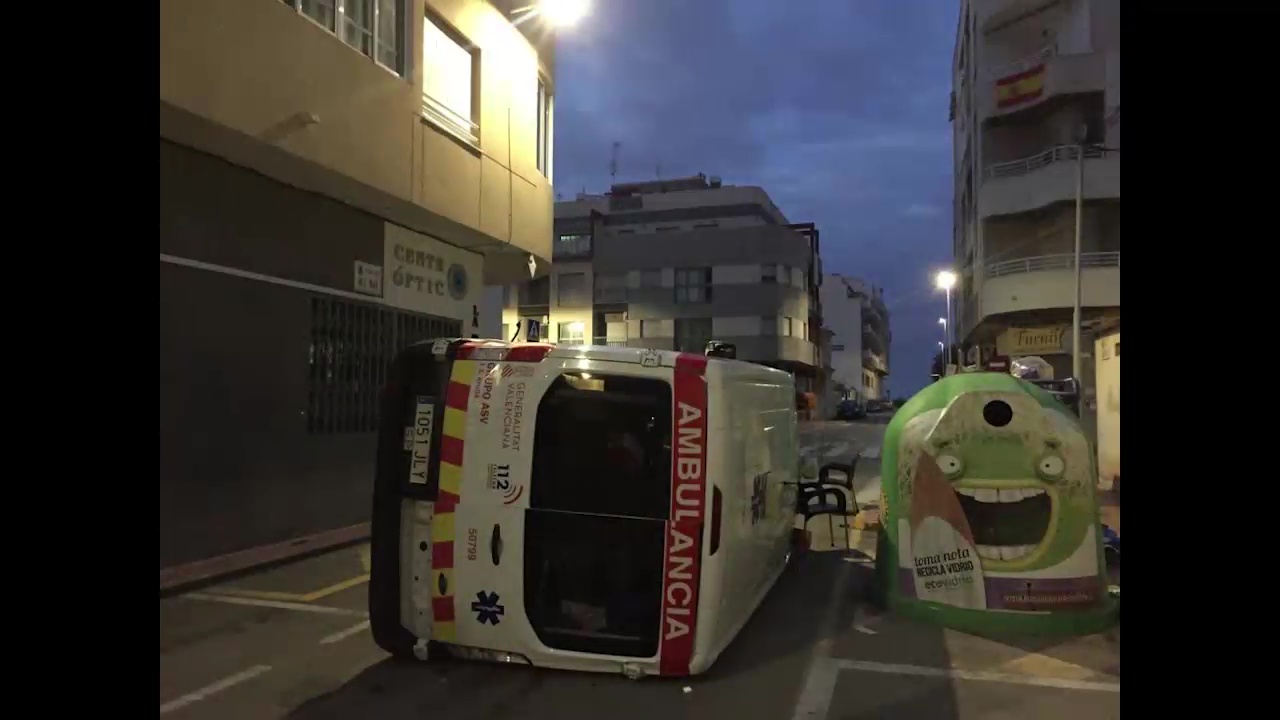 Imagen de Vuelca una ambulancia con un paciente dentro tras colisionar con una furgoneta